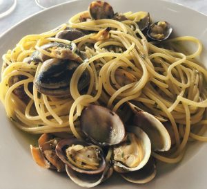 Spaghetti alle vongole in un piatto bianco.