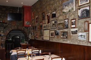 Interno di un ristorante con foto storiche alle pareti.