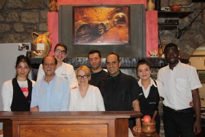 Gruppo di persone sorridenti in un ristorante.